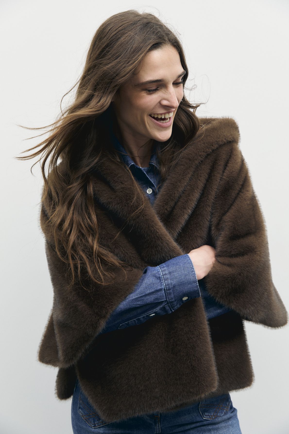 AMEL - Коричневая накидка из искусственного меха с капюшоном