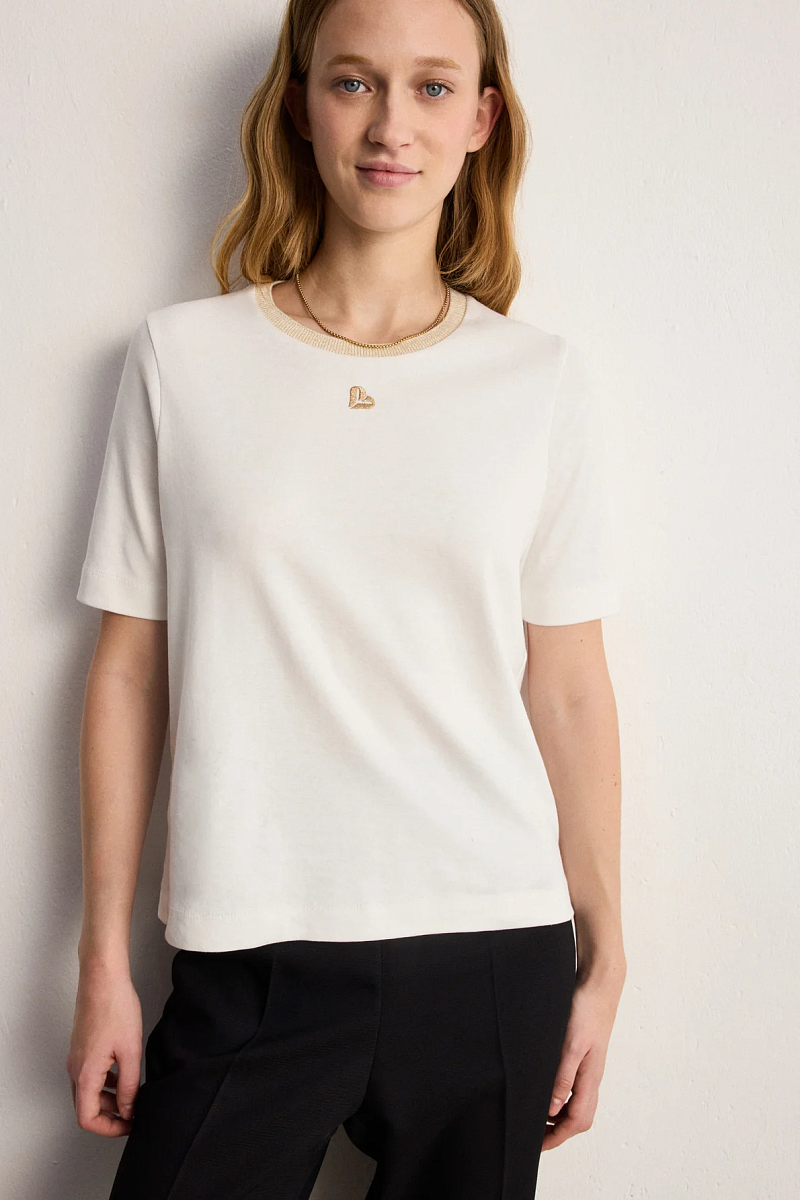 Белая футболка из хлопка с золотистым воротником