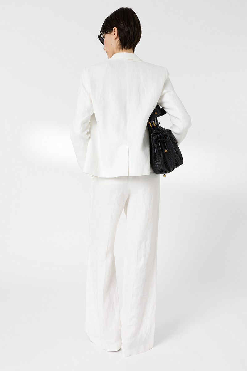 Белый льняной жакет с слегка приталенным силуэтом