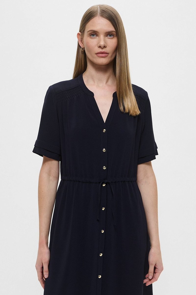 Длинное приталенное платье на пуговицах