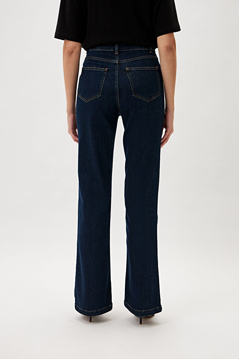 Прямые джинсы свободного кроя