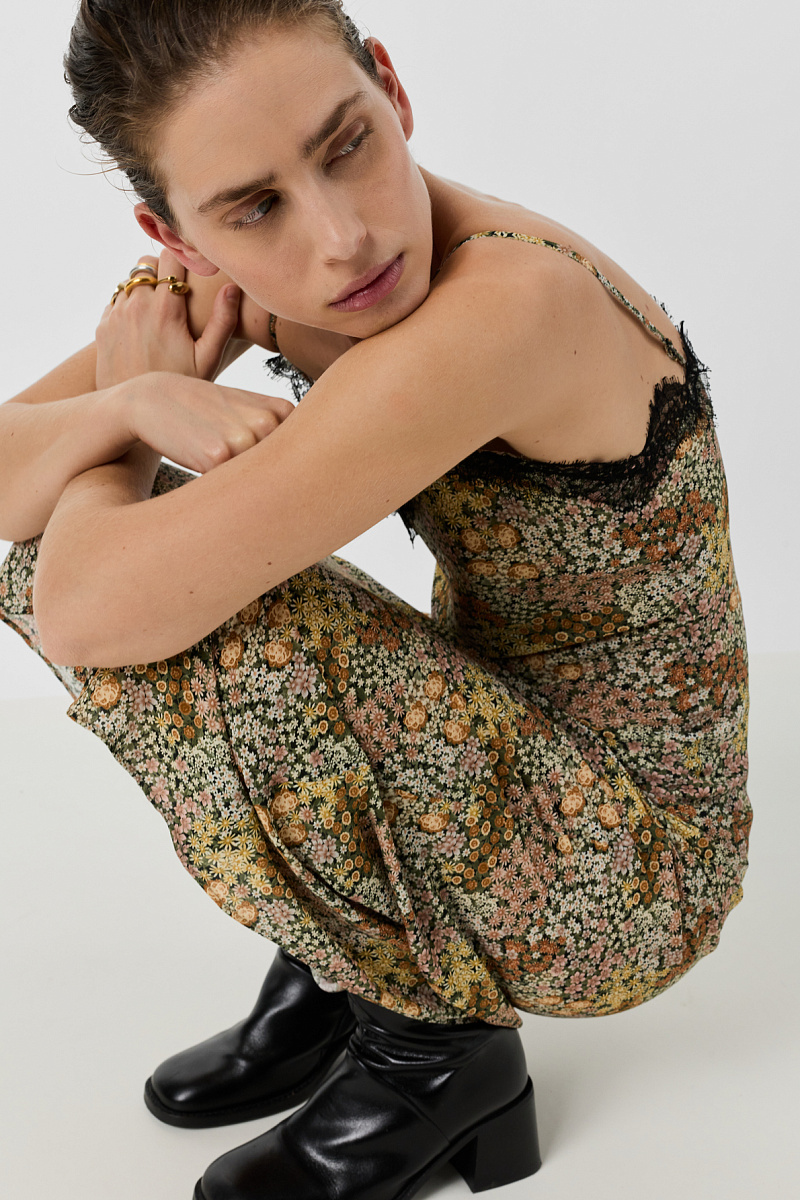 LOU - Длинное платье на тонких бретелях с кружевом