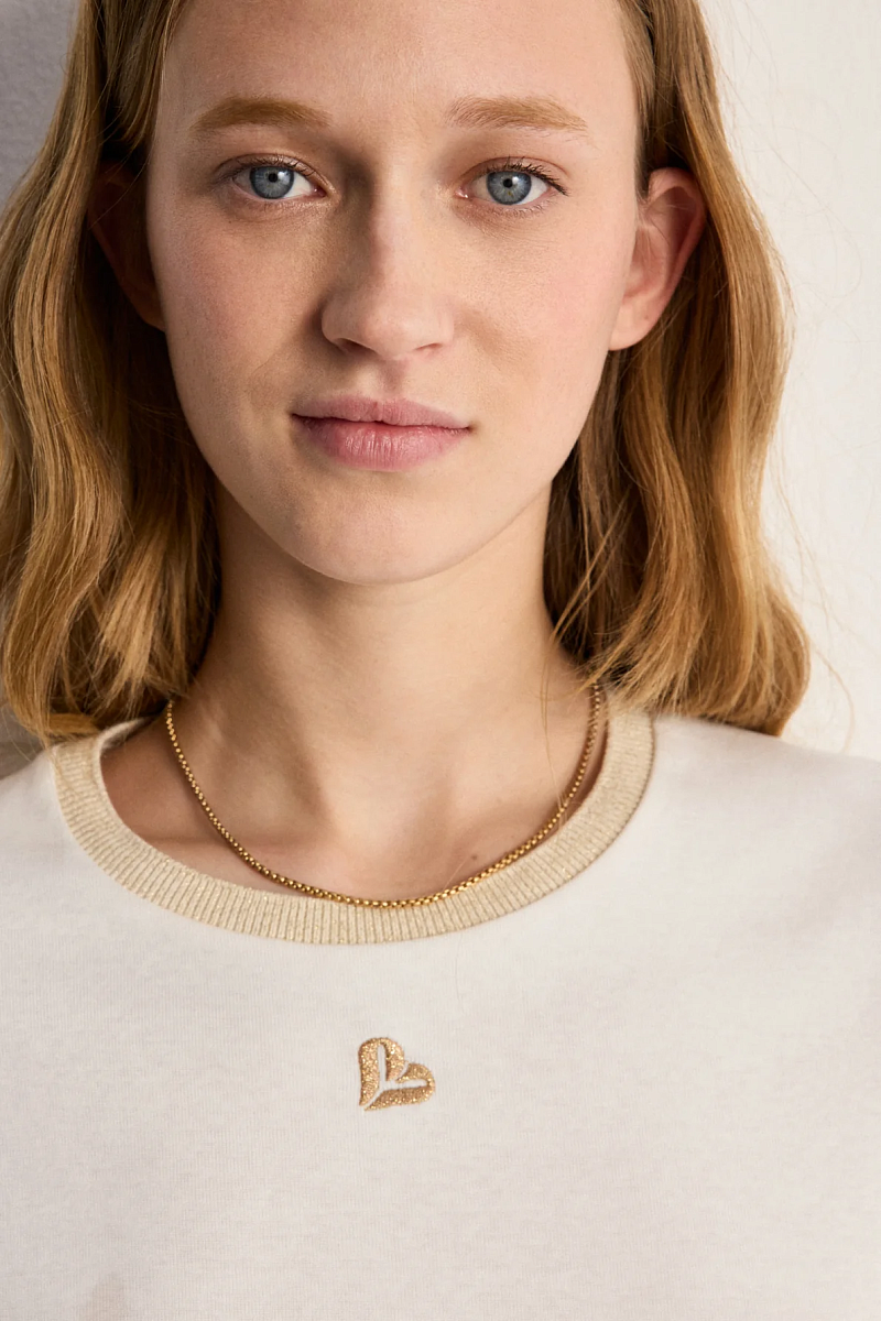 Белая футболка из хлопка с золотым воротником