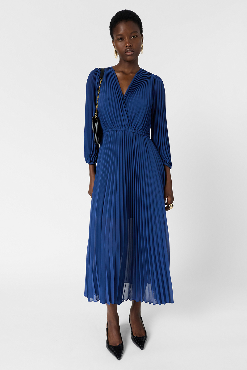 RAYNA - Длинное плиссированное платье в цвете индиго