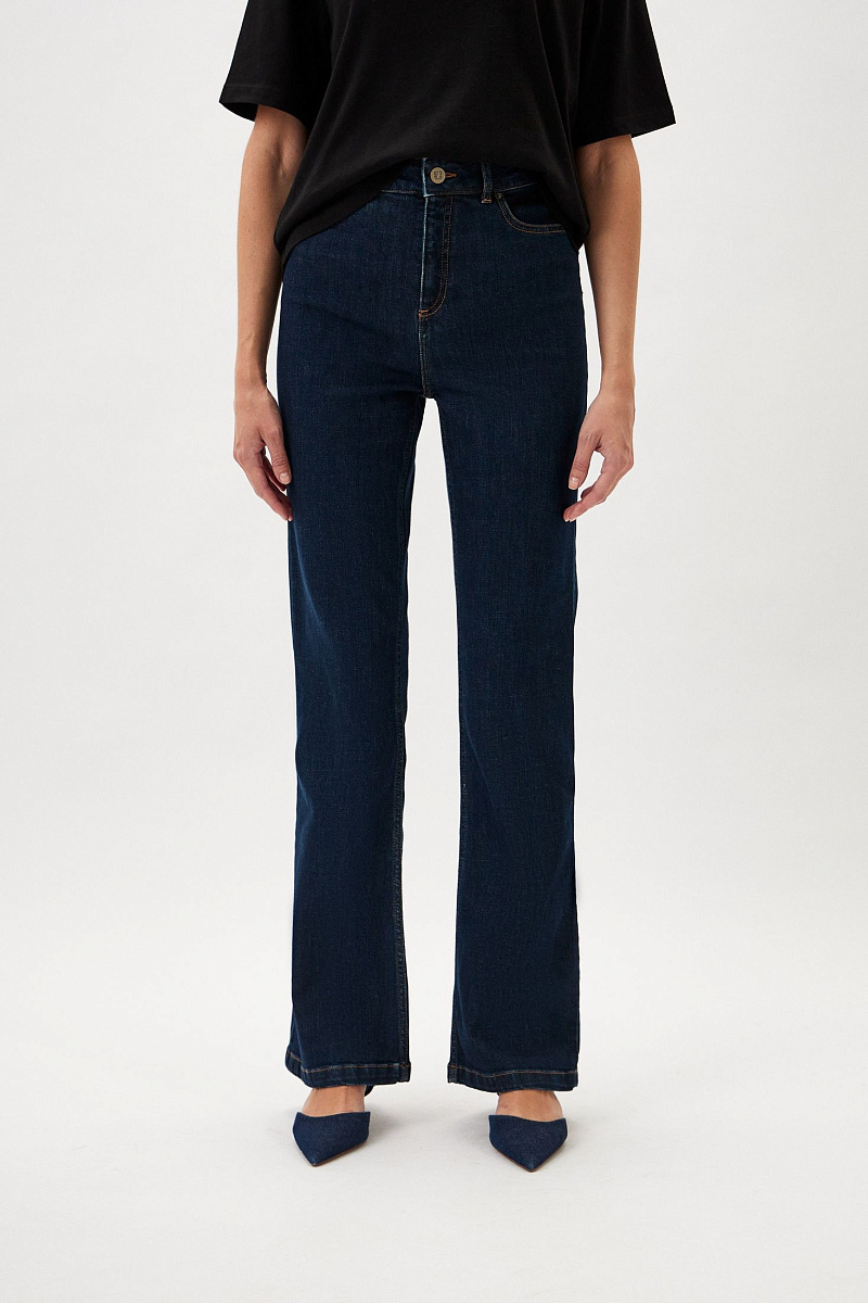Прямые джинсы свободного кроя