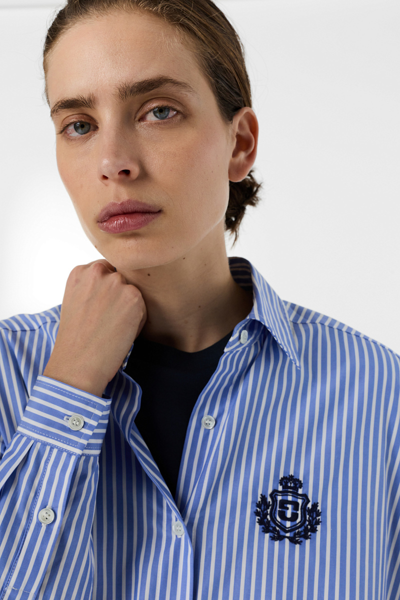 CYNDRA - Голубая рубашка в полоску с вышитым гербом