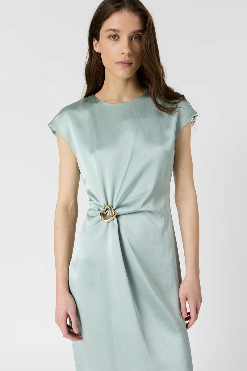 RIALYA - Платье с драппировкой и золотистой брошью в небесном цвете