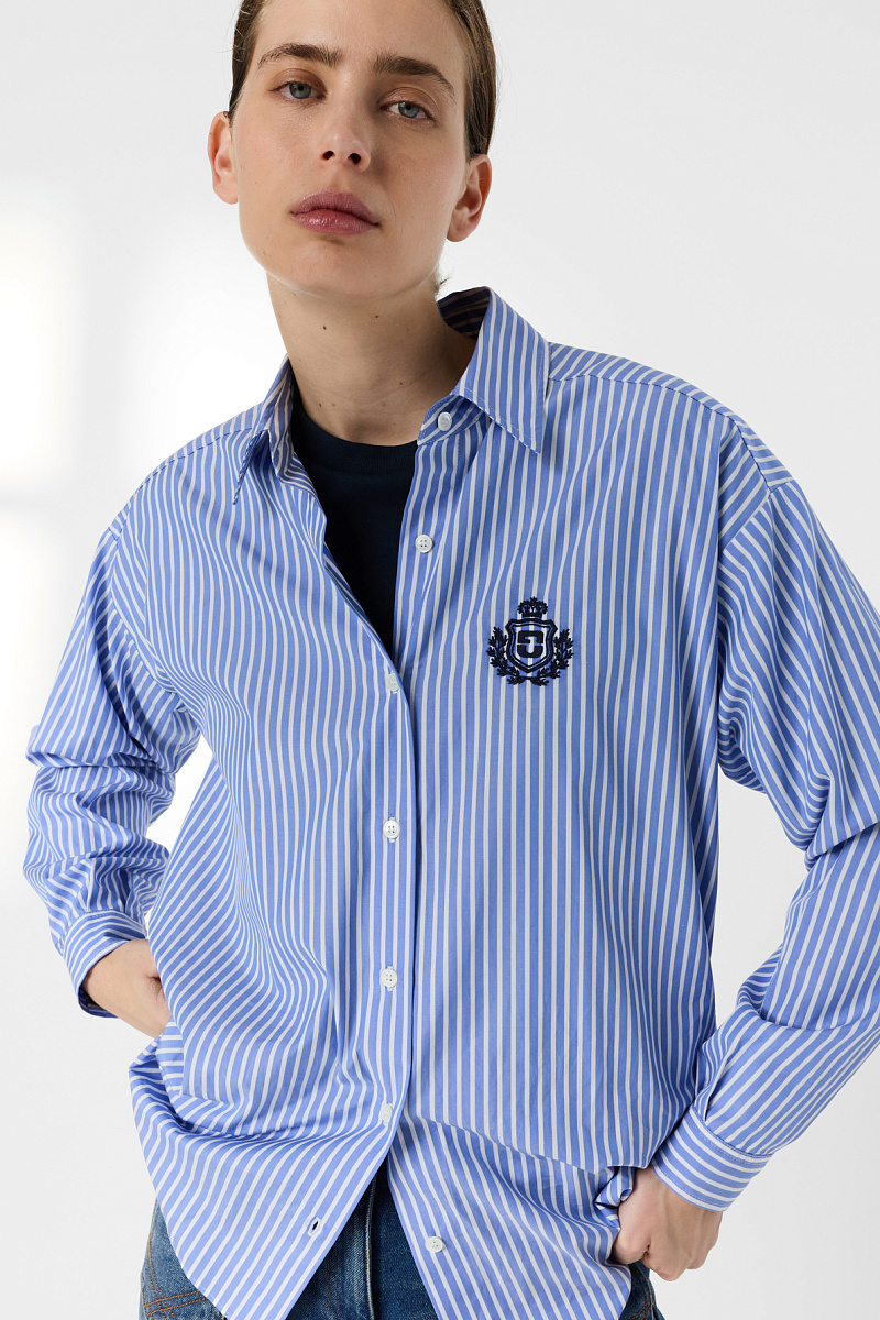 Голубая рубашка в полоску с вышитым гербом