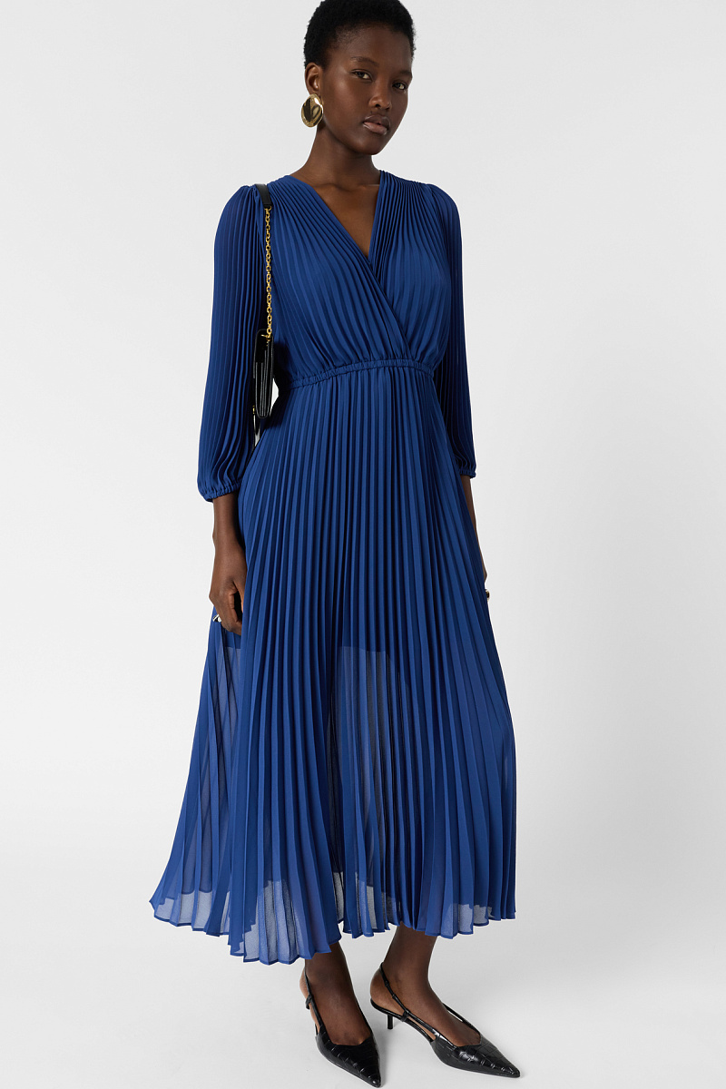 RAYNA - Длинное плиссированное платье в цвете индиго