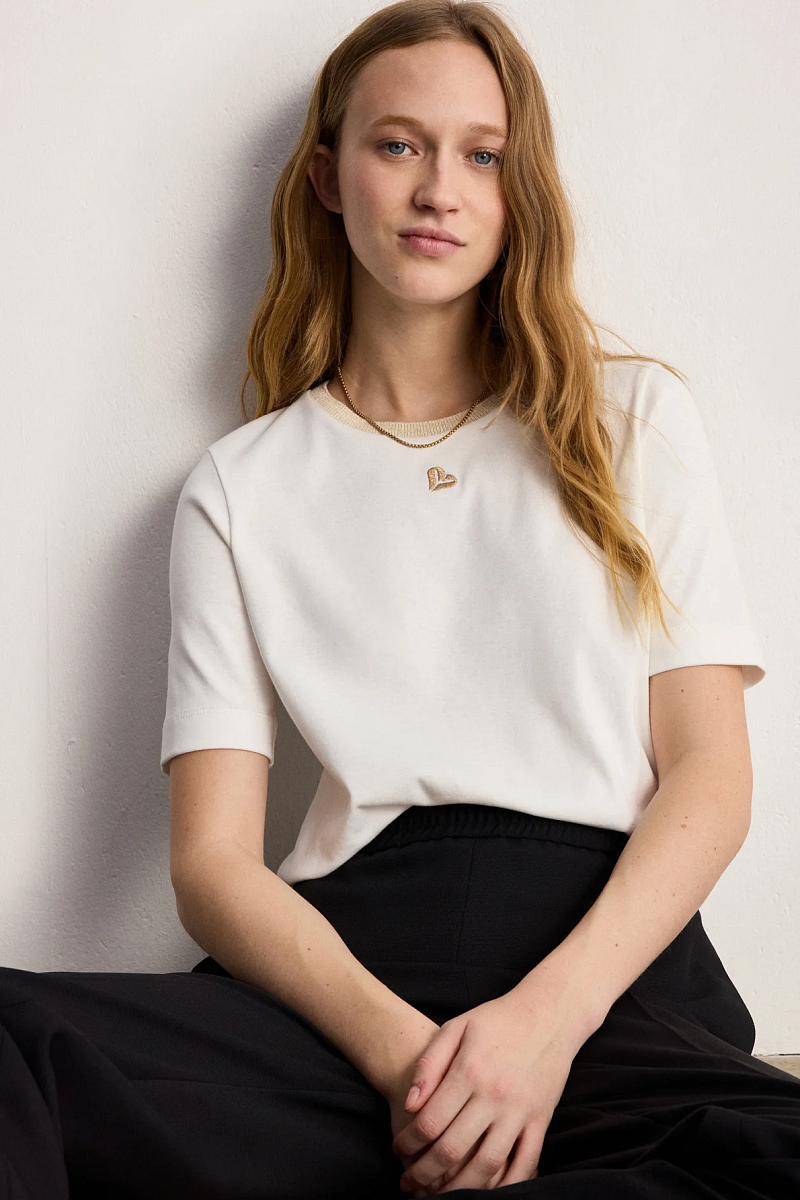 Белая футболка из хлопка с золотым воротником