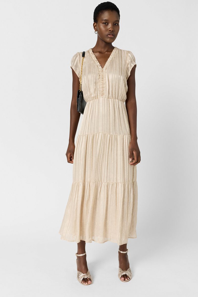 Золотистое платье длины макси с оборками по всей длине и металлизированным эффектом