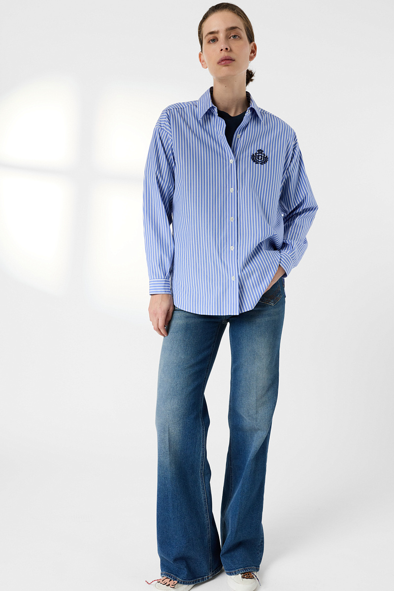 Голубая рубашка в полоску с вышитым гербом