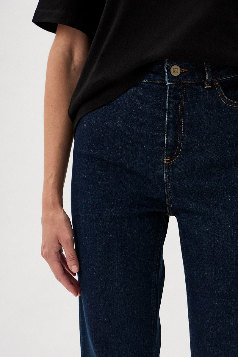 Прямые джинсы свободного кроя