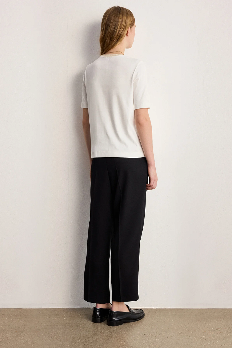 Белая футболка из хлопка с золотистым воротником