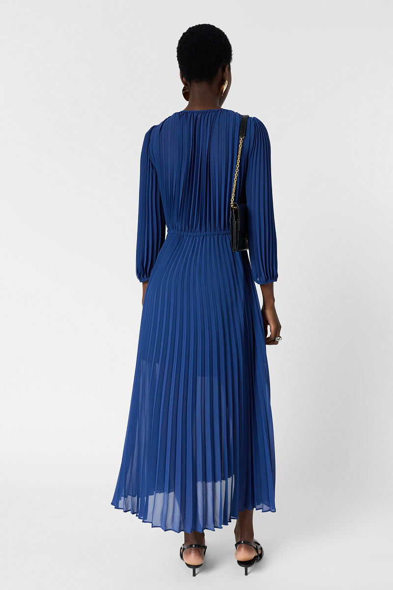 RAYNA - Длинное плиссированное платье в цвете индиго